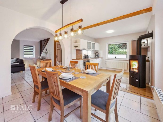 Provisionsfrei! Viel größer als gedacht! EFH mit Kamin, Balkon, Terrasse + Carport! – Essbereich