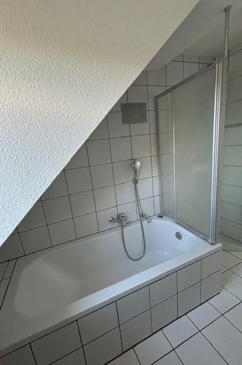 Ekskluzywne, jasne 2 1/2-pokojowe mieszkanie na poddaszu w centrum miasta Aschaffenburg z balkonem - blisko Menu – Duschbadewanne