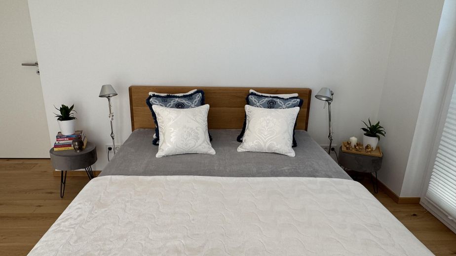 NEUWERTIGE VILLENWOHNUNG | SÜD/WEST | 2 BALKONE | GRÜNBLICK | EBK + MAẞ-EINBAUTEN + SMART HOME – Schlafzimmer