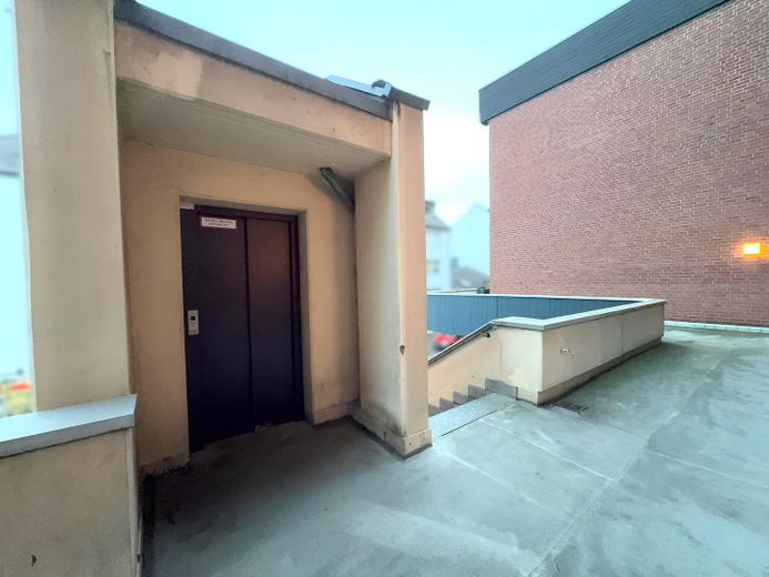 Aufzug / Außentreppe