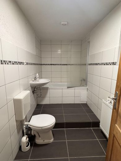Top Sichtbarkeit: Gewerbe (2.021 m²) mit Wohnpotenzial für Handel, Büro, Praxis & Werkstatt – Toilette/Badewanne Büro 1