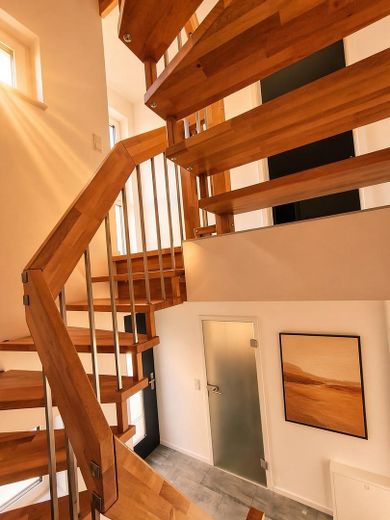 Modernes Doppelhaus in Hochheim in bester Lage / Stunning Semi-Detached Home in a Prime Location – Das helle Treppenhaus