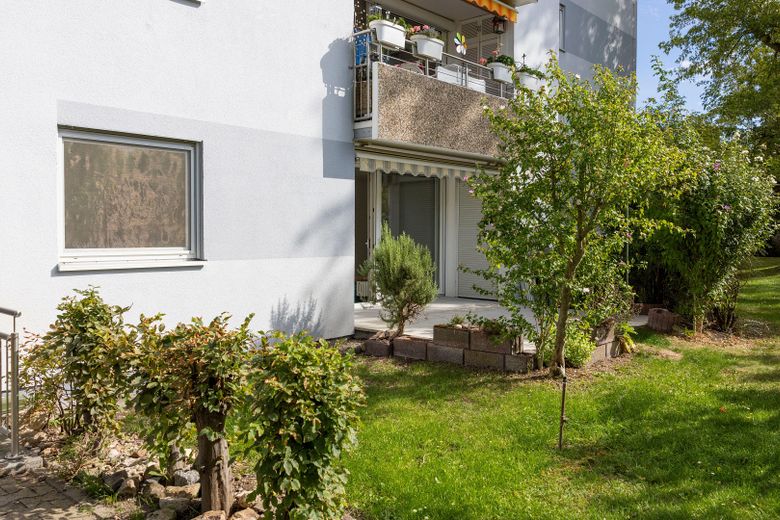 Schöne 4-Zimmerwohnung mit neuer Küche und Terrasse - Erstbezug nach Sanierung – Terrasse