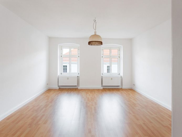 Bestandsvermietete 2-Zimmer-Altbauwohnung im denkmalgeschützten Gründerzeithaus – Helles Schlafzimmer · ca.18 m²