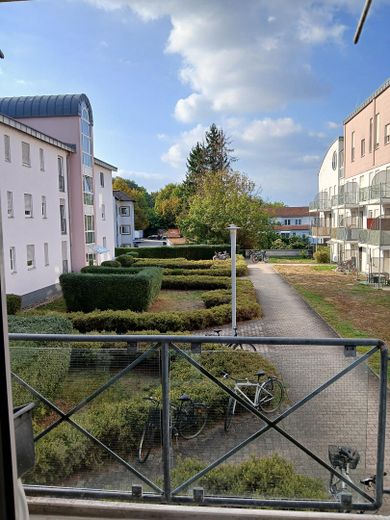 Affascinante bilocale con balcone e posto auto in autorimessa interrata — Regensburg-Galgenberg – Blick in den Hof