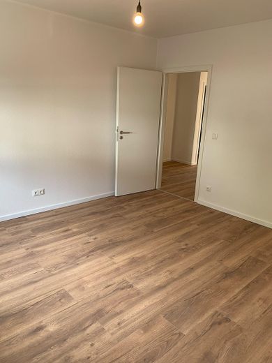 Elegante appartamento di 3 locali ristrutturato con terrazza coperta – Schlafzimmer links