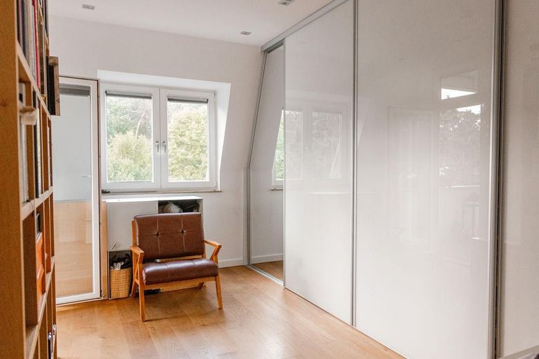 Wannsee'de geniş çatı terası, şömine ve Bulthaup mutfaklı, bol ışık alan çatı katı dairesi – Kinder-/Arbeitszimmer