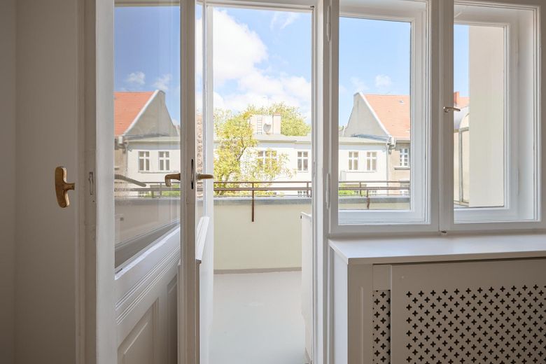 Friedenau: Vivienda antigua de 3 habitaciones para primera ocupación con balcón, ducha y bañera exenta, sin comisión – Der Balkon mit Ausblick