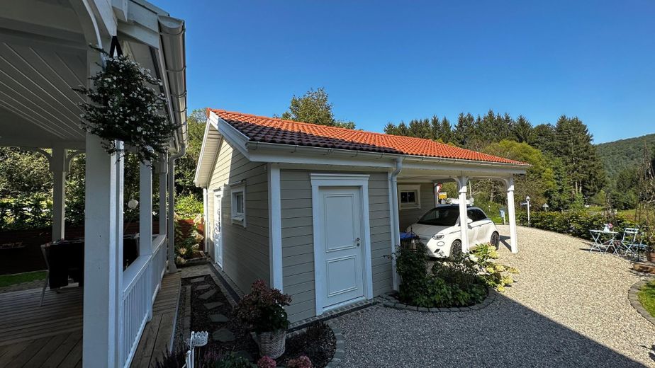Traumhaus in der Eifel – Garage mit Carport