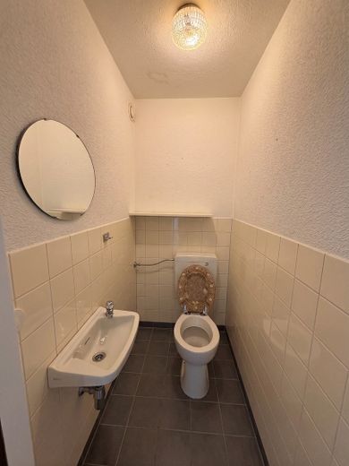 Lichtdurchflutete 3 Zimmer Wohnung mit eigenem Tiefgaragenstellplatz zu verkaufen – Gäste WC
