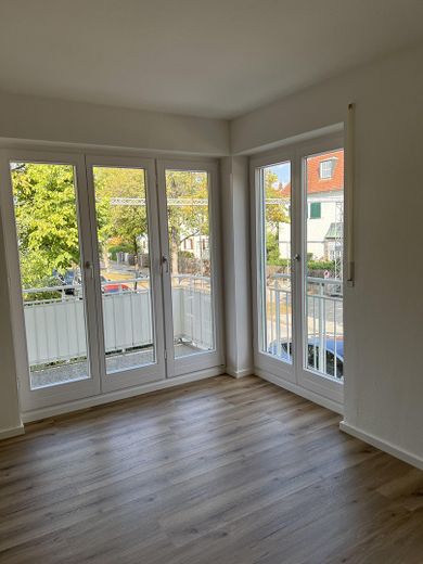 Frisch renovierte 2-Zimmer-Wohnung mit neuer Einbauküche und Balkon in Sendling-Westpark – Wohnzimmer