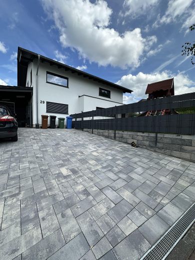Modernes Einfamilienhaus mit Smart Home & hochwertiger Ausstattung in ruhiger Lage bei Linz am Rhein – Hausansicht Vorne