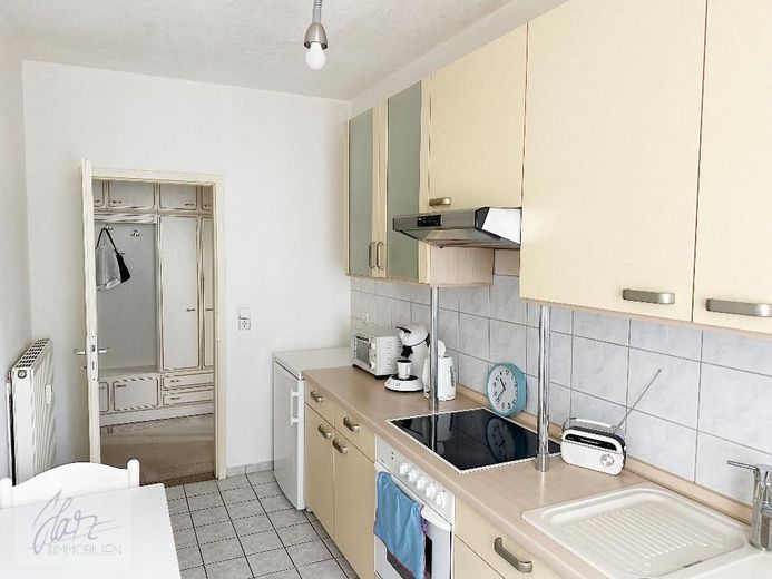 ***VOLL MÖBLIERTE TRAUMWOHNUNG - EINZIEHEN UND SOFORT ZU HAUSE SEIN*** 2,5 Raumwohnung mit Balkon und Tageslichtbad zu vermieten – Küche mit Blick Richtung Flurbereich
