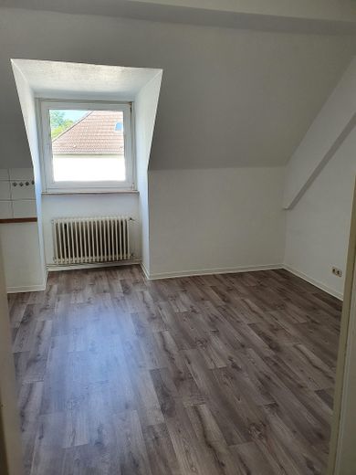 Gut geschnittene 3-Raum KDB-Wohnung im DG – Foto 4