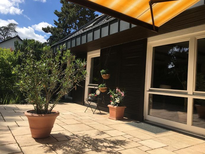 Ekskluzywny dom szeregowy skrajny w stylu bungalow z antresolą, basenem i wymarzonym ogrodem – Terrasse Bild 1