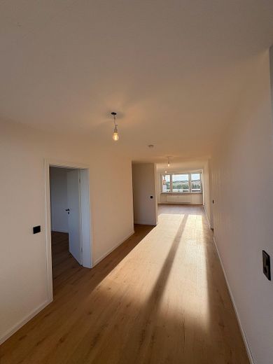 Première occupation après rénovation complète : appartement lumineux de 3,5 pièces avec 2 balcons, cuisine équipée et garage en sous-sol – Wohn- und Essbereich