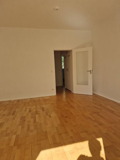 Sehr helle 2-Zi.-Whg., saniert, mit EBK, 4.OG mit Aufzug, Kudamm-Nähe – Wohnzimmer