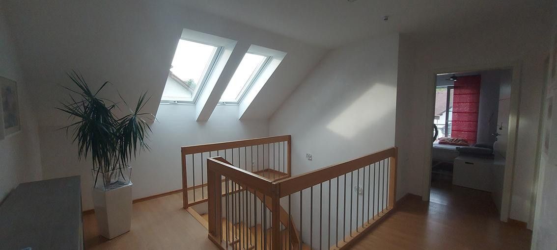 Geräumiges und modernisiertes 8-Zimmer-Einfamilienhaus mit geh. Innenausstattung in bester Lage – Treppenhaus OG
