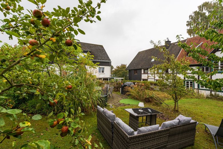 vielseitig verwendbares Zweifamilienwohnhaus im anerkannten Naturschutzgebiet – chillen im Garten