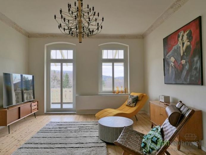 (EF1113_M) Gera: Röppisch, stilsicher möblierte Wohnung mit Holzdielung, Balkon, PKW-Stellplatz und Garten – Foto 1