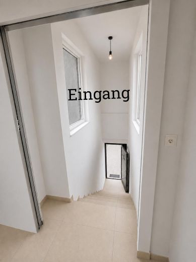Exklusiv sanierte 3-Zimmer-Küche-Bad-Wohnung mit großer Terrasse, und hochwertiger Ausstattung – Eingang Treppenhaus