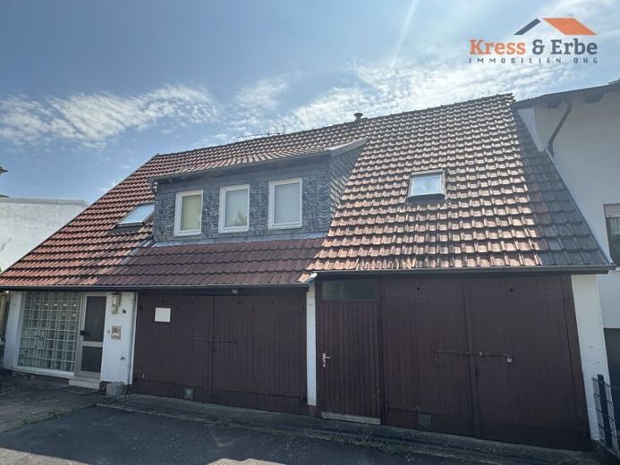 Wohnhaus mit Garage, Nebengebäuden und Entwicklungspotenzial in Schlüchtern-Stadt – Foto 1