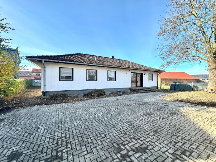 Winkelbungalow - großes Grundstück - Zentral in Giesen – Hoffläche