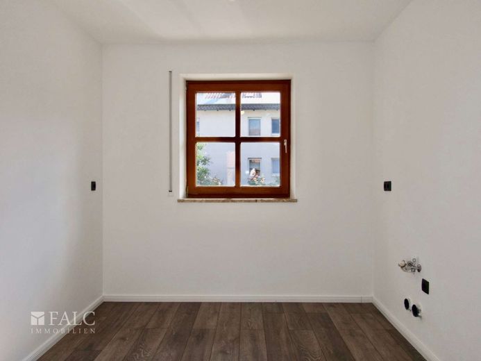 Einfach Mehr: Großzügige 4-Zimmer-Wohnung über 2 Ebenen | 217 m² Wfl | Einliegerwohnung - Tegernheim – EG: Küche