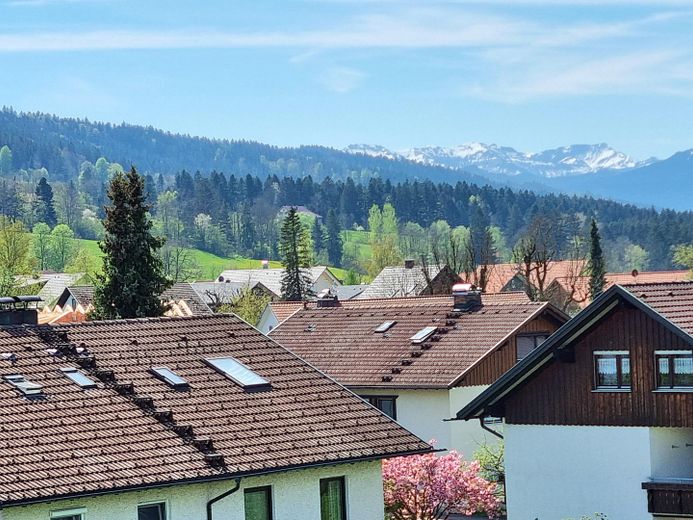 Hohe Mietrendite oder sofort selber einziehen! Exklusive sonnige 2-Zi-Wohnung mit Balkon in Weiler – Bergblick