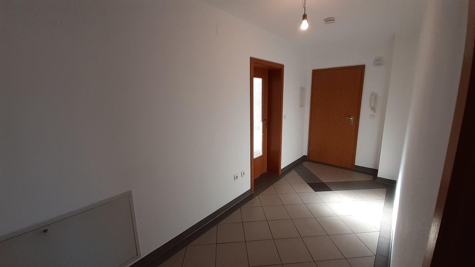 Balkonlu ve genişletme potansiyeline sahip bakımlı 3 odalı çatı katı dairesi – Aichach’ta 67 m² – Gang