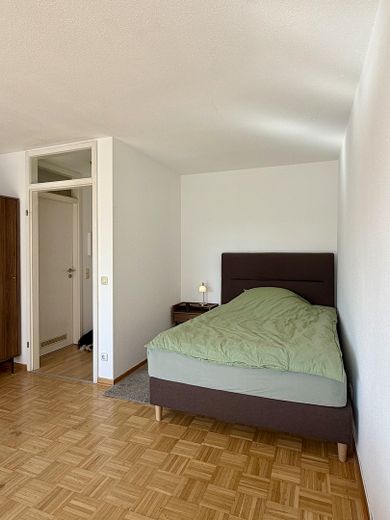 Bezugsfrei in Flingern: 1-Zimmer-Wohnung mit Balkon, Keller und Tiefgarage – Schlafbereich