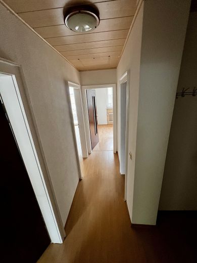 Freshly painted 3-room apartment with balcony at Burbacher Markt – commission-free – Flur