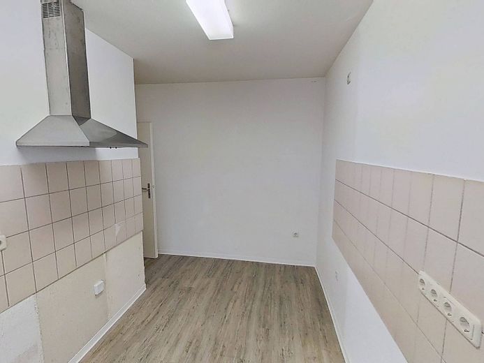 SPARAKTION: Komfortable 3-Zimmer-Wohnung mit überdachtem BALKON und Tageslichtbad mit Dusche und Badewanne – Ansicht II: Küche