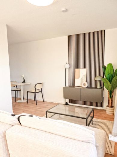Frisch saniertes, stilvoll möbliertes Mini-Penthouse | 6,1% Rendite oder Eigennutz – Gemütliches Wohnzimmer