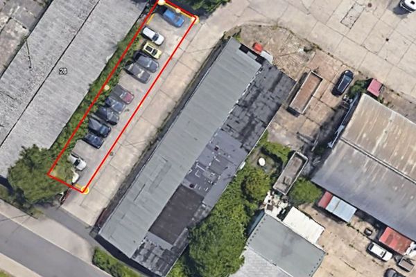Betonierte Freifläche für ca. 16 Stellplätze - ca. 230 m² - eingezäuntes Grundstück