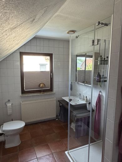 Provisionsfrei in die Zukunft! EFH mit Wärmepumpe und PV nahe Wald und Wasser – Badezimmer