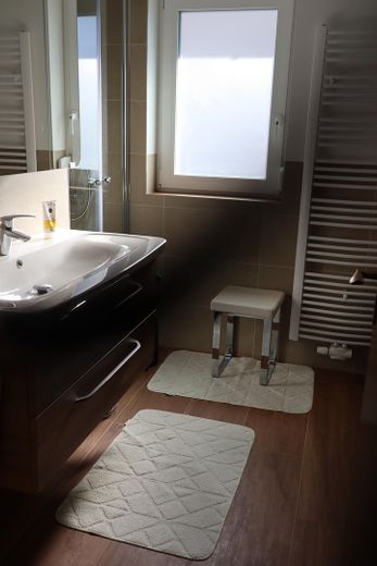 192 m²’lik geniş aile evi – modernize edilmiş, 7 oda, 3 banyo ve B enerji sınıfı – Tageslichtbad