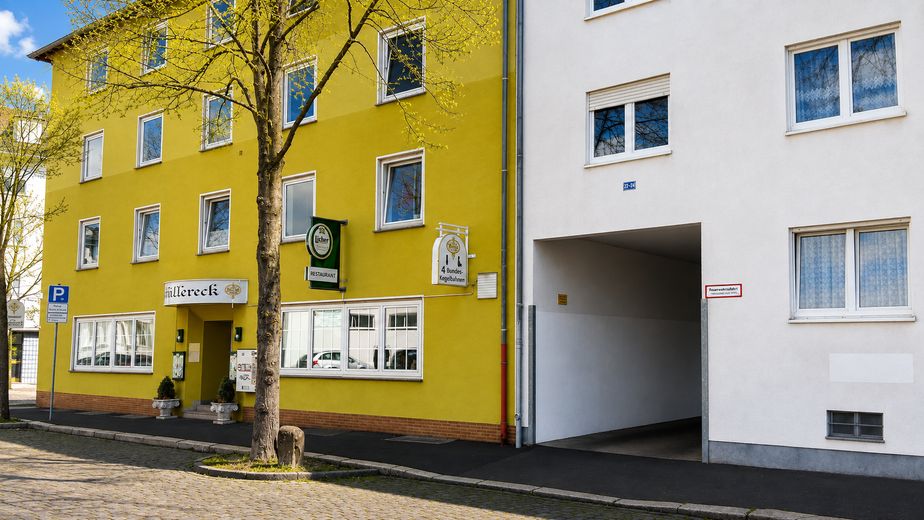 Apartamento de 1 habitación disponible para ocupar en Kassel-Mitte (ascensor, vivienda amueblada y potencial para Documenta – Einfahrt Innenhof