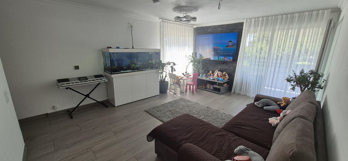 Appartement moderne de 4,5 pièces, 105 m², de plain-pied avec 2 balcons dans un cadre calme en lisière de forêt à Mühlacker – Helles Wohnzimmer