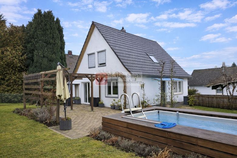 Top!! Gepflegtes Einfamilienhaus mit großem Garten, Kamin &amp; Nebengebäude – Hausrückansicht