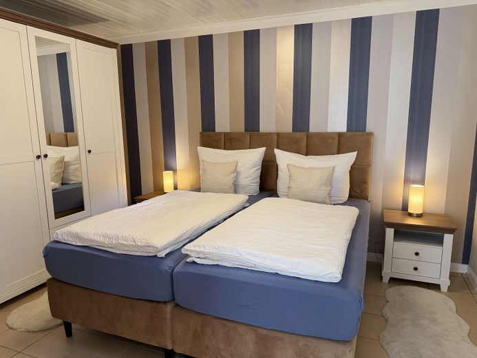 Paket kira ile geçici ikamet için tamamen yenilenmiş, tam donanımlı bodrum katı dairesi – Schlafzimmer