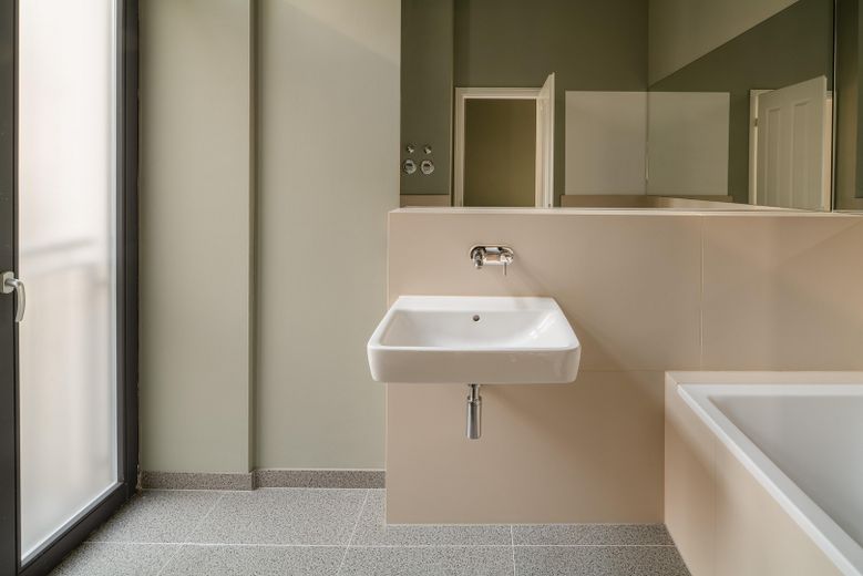 Emplacement exceptionnel à Kreuzberg : Graefestraße 80, superbe appartement de 4,5 pièces disponible immédiatement ! – Bad 1