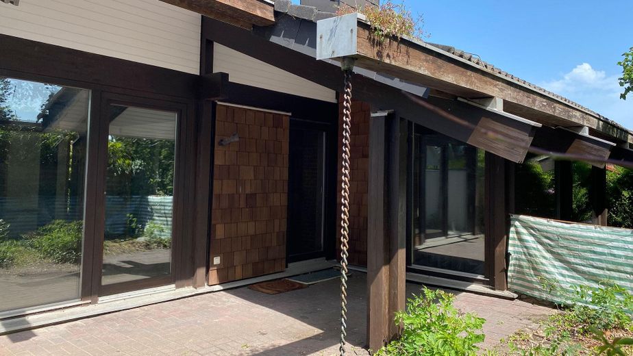 Een bijzonder huis met uitzonderlijke architectuur van particulier / zonder courtage – Außenansicht Terrasse