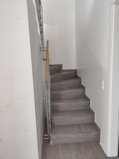 3-Zimmer Etagenwohnung mit Balkon in Tornesch zum Verkauf – Treppe nach oben