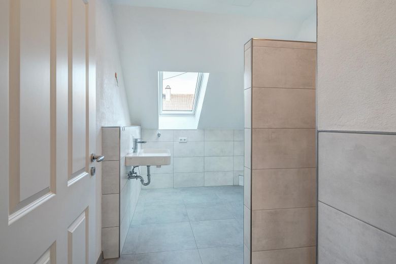 Maisonette-Dachgeschosswohnung mit Galerie & Balkon – kernsaniert 2022, A+ – Bad mit Fliesen
