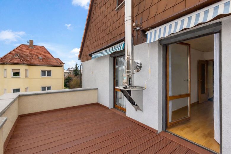 Seltene Gelegenheit in Dölau - Eigentumswohnung im Zweifamilienhaus mit eigenem Garten, Pool und Garagen – Terrasse