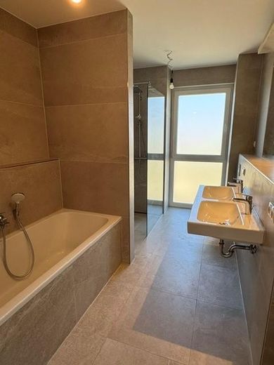 ¡Apartamento de 4 habitaciones con cocina americana y gran balcón! ¡Moderno, cómodo y excelentemente comunicado! – Badezimmer