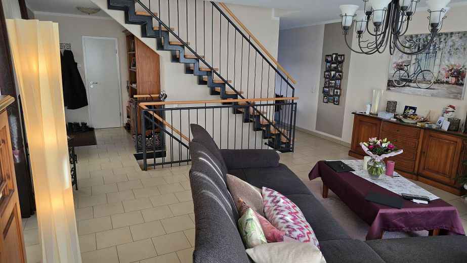Entra subito, senza costruire: bifamiliare di 5 locali, 140m² di superficie abitabile, 180m² di superficie utile, classe di efficienza A, cantina, giardino, 4 posti auto – Wohnzimmer