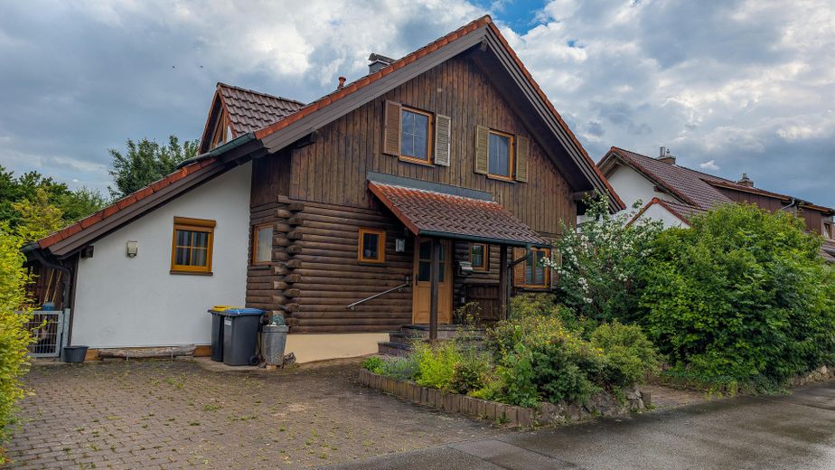 Ruhige Lage, charmantes Einfamilienhaus in kanadischer Rot-Zeder-Bauweise mit großem Garten – Foto 1