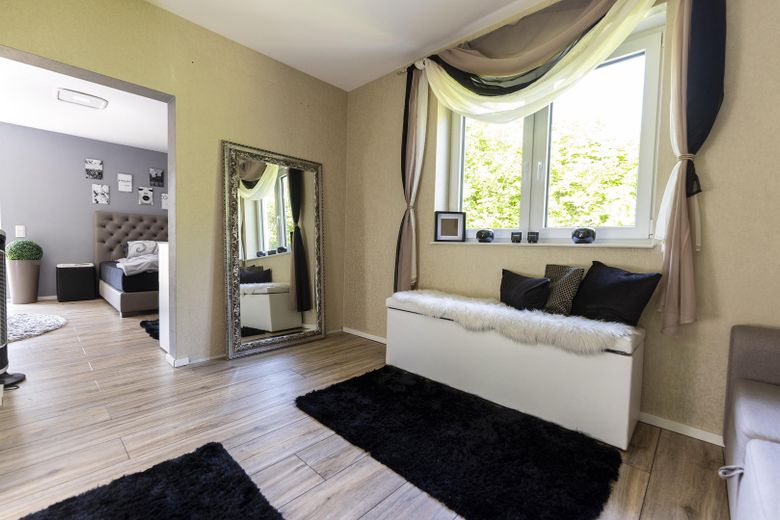 Viel Platz, wenig Energiekosten – Neuwertige Stadtvilla auf 367 qm  A+ – Ankleidezimmer 1.OG